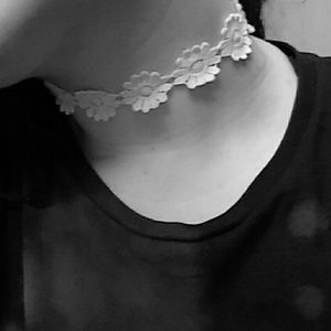 Flower child choker